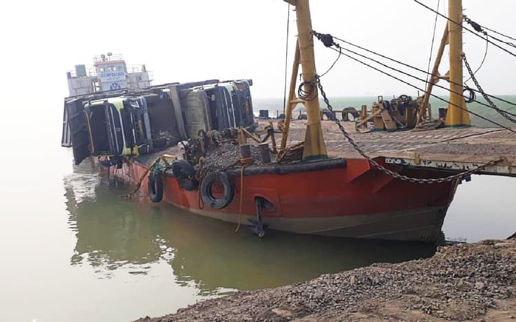 साहिबगंज में बड़ा हादसा, लोडिंग के समय जहाज पर टायर में ब्लास्ट, ट्रक गंगा नदी में समाया, ड्राइवर लापता