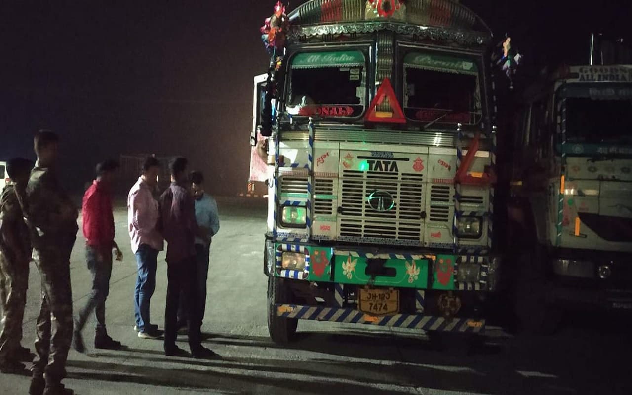 Jharkhand News : खनन विभाग की छापामारी, अवैध कोयला लदे दो ट्रक जब्त, दो ड्राइवर गिरफ्तार