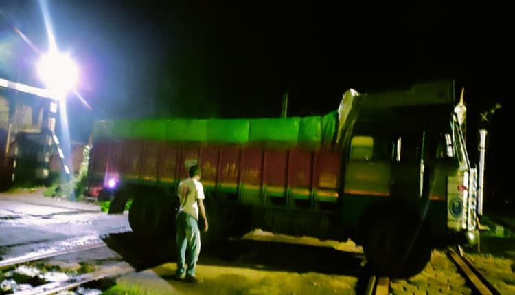 ओडिशा : बामड़ा रेल स्टेशन के रेल फाटक के गड्ढे में फंसा ट्रक, पौने दो घंटे तक ट्रेनों का आवागमन बंद