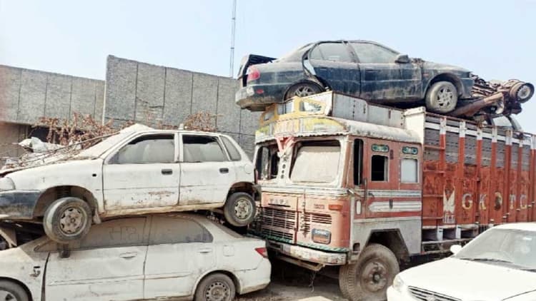 बिहार में शराब माफियाओं का अजब खेल, पांच सालों से एक्सीडेंट के बाद पड़ा था ट्रक तो बना दिया सिक्रेट गोदाम