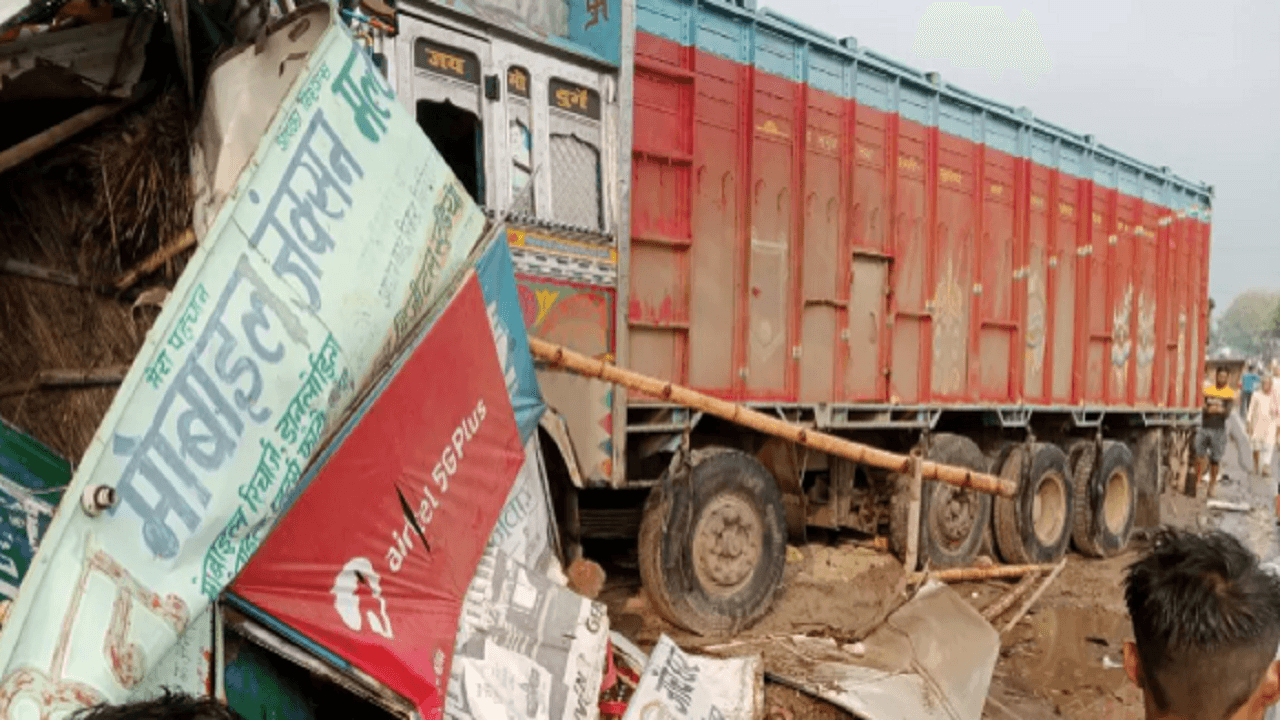 बिहार: बोलेरो को टक्कर मारने के बाद दुकान में घुसा अनियंत्रित ट्रक, हादसे में कई लोग घायल, एक की मौत बिहार: बोलेरो को टक्कर मारने के बाद दुकान में घुसा अनियंत्रित ट्रक, हादसे में कई लोग घायल, एक की मौत