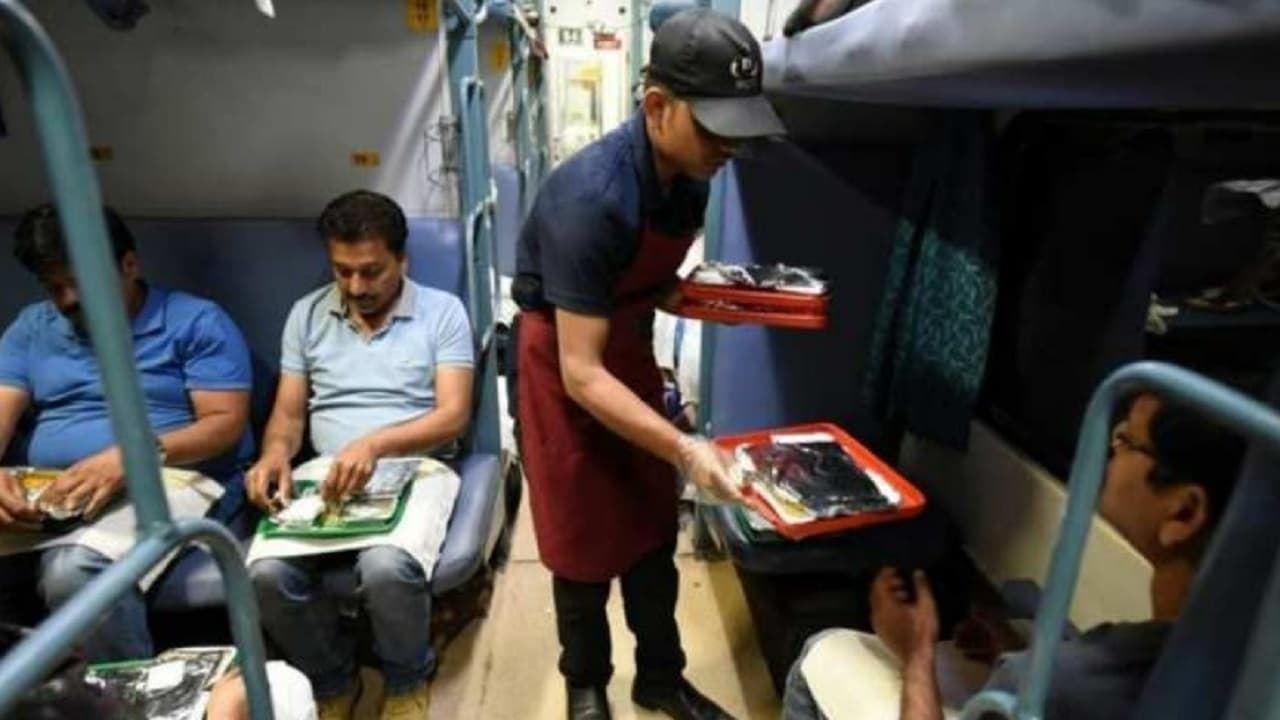 यात्रीगण कृपया ध्यान दें! अब ट्रेन के सफर में मिलेगी बाजरे की रोटी, लिट्टी चोखा और खिचड़ी यात्रीगण कृपया ध्यान दें! अब ट्रेन के सफर में मिलेगी बाजरे की रोटी, लिट्टी चोखा और खिचड़ी