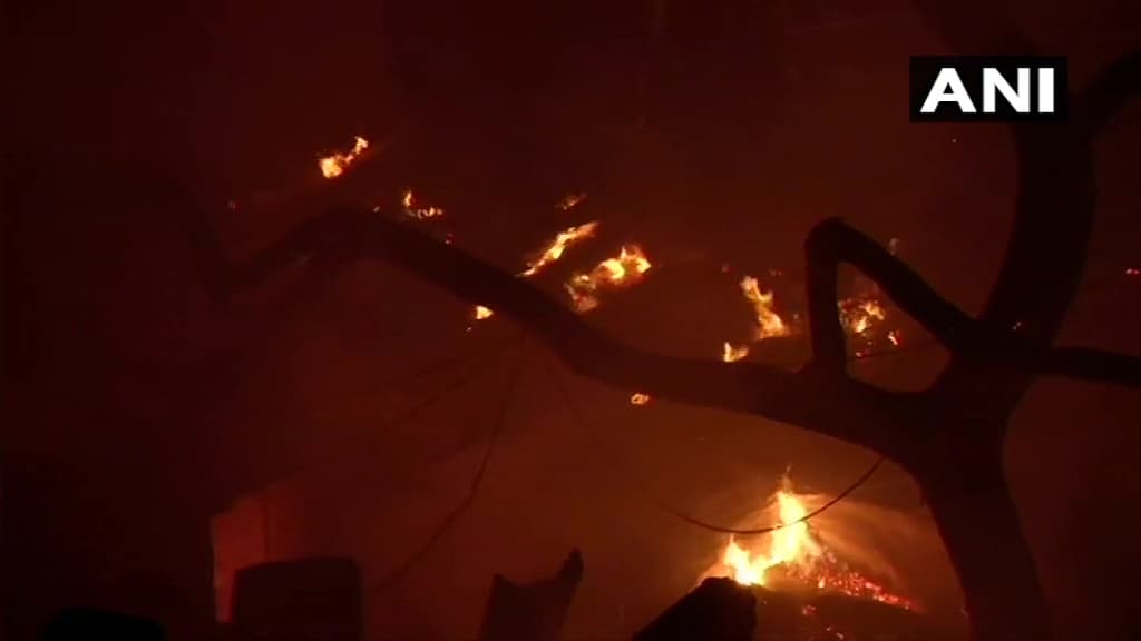 कीर्तिनगर में लगी आग पर काबू, 29 दमकल गाड़ियों को करनी पड़ी घंटों मशक्कत, 100 झुग्गियां जलकर खाक कीर्तिनगर में लगी आग पर काबू, 29 दमकल गाड़ियों को करनी पड़ी घंटों मशक्कत, 100 झुग्गियां जलकर खाक