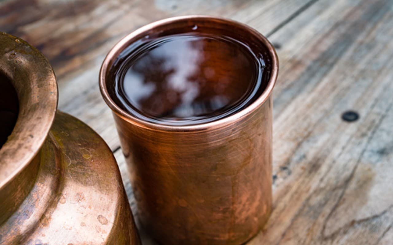 तांबे के बर्तन का पानी आपके लिए कितना फायेदमंद और नुकसान, जान लें जरूरी बातें