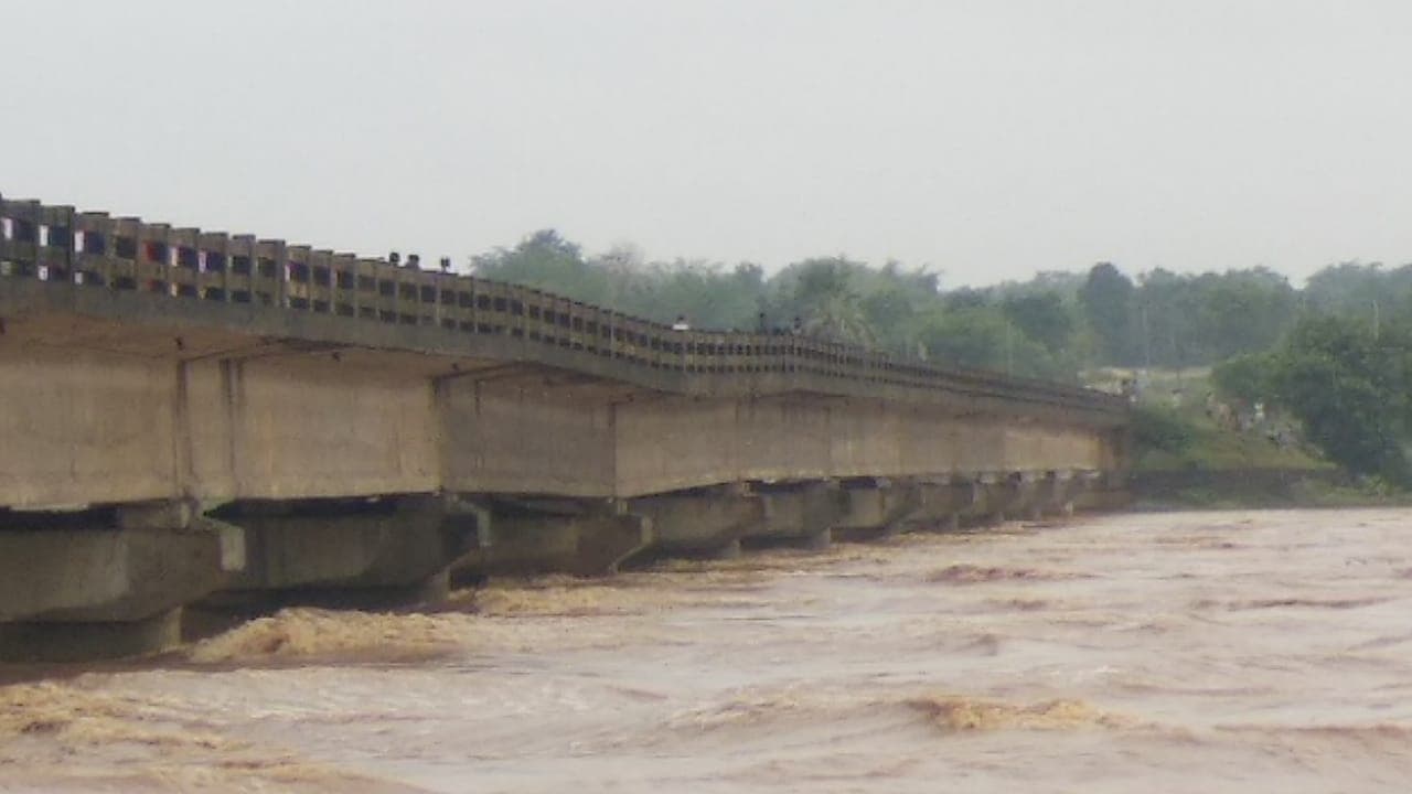 झारखंड में चक्रवाती तूफान गुलाब ने ढाया कहर, धनबाद-जामताड़ा को जोड़ने वाला पुल क्षतिग्रस्त, देखिए Pics झारखंड में चक्रवाती तूफान गुलाब ने ढाया कहर, धनबाद-जामताड़ा को जोड़ने वाला पुल क्षतिग्रस्त, देखिए Pics
