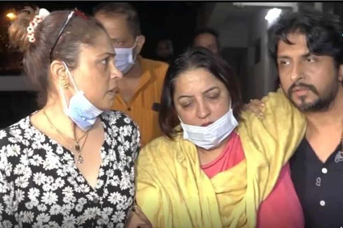 Tunisha Sharma Mother: बेटी की बॉडी देख बेसुध हुई मां, रो-रोकर बुरा हाल, VIDEO देख आप भी हो जाएंगे इमोशनल