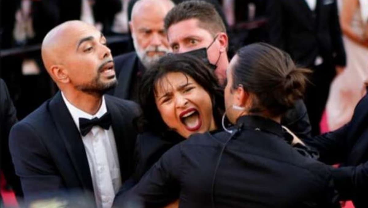 यूक्रेन में महिलाओं पर हो रहे अत्याचार के खिलाफ महिला ने Cannes में किया प्रदर्शन, कहा-हमारा शोषण बंद करो