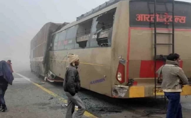 नये साल की सुबह यूपी के एक्सप्रेस- वे पर मौत का तांडव, बिहार से दिल्ली जा रही बस ने कंटेनर में मारी टक्कर, 4 की मौत, कई घायल
