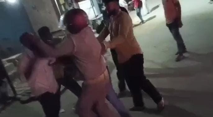 UP News: गोरखपुर में शराब पी रहे बदमाशों ने पुलिस को पीटा, सोशल मीडिया पर वीडियो वायरल UP News: गोरखपुर में शराब पी रहे बदमाशों ने पुलिस को पीटा, सोशल मीडिया पर वीडियो वायरल
