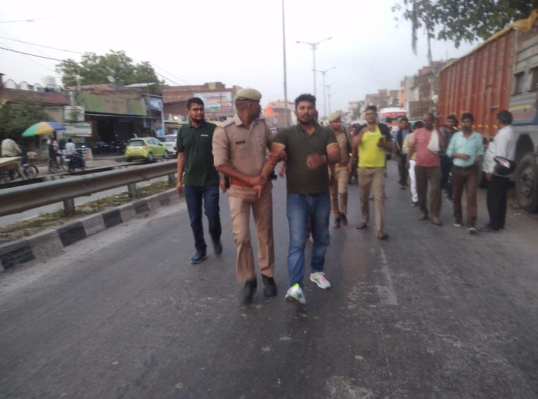 Prayagraj News: प्रयागराज में दो पुलिसकर्मियों को नशे में गाड़ी चलाना पड़ा महंगा, पहले जेल फिर निलंबित Prayagraj News: प्रयागराज में दो पुलिसकर्मियों को नशे में गाड़ी चलाना पड़ा महंगा, पहले जेल फिर निलंबित