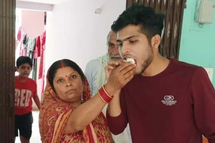 UPSC Result: चतरा के अभिनव प्रकाश ने यूपीएससी में मारी बाजी, मिला 279वां रैंक