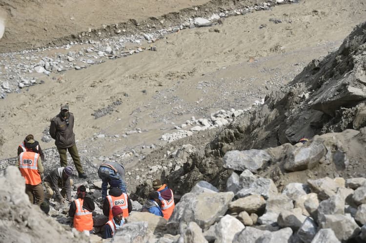 Chamoli Disaster : बिहार के मनीष का कोई सुराग नहीं, अपनों के इंतजार में पथराई आंखें