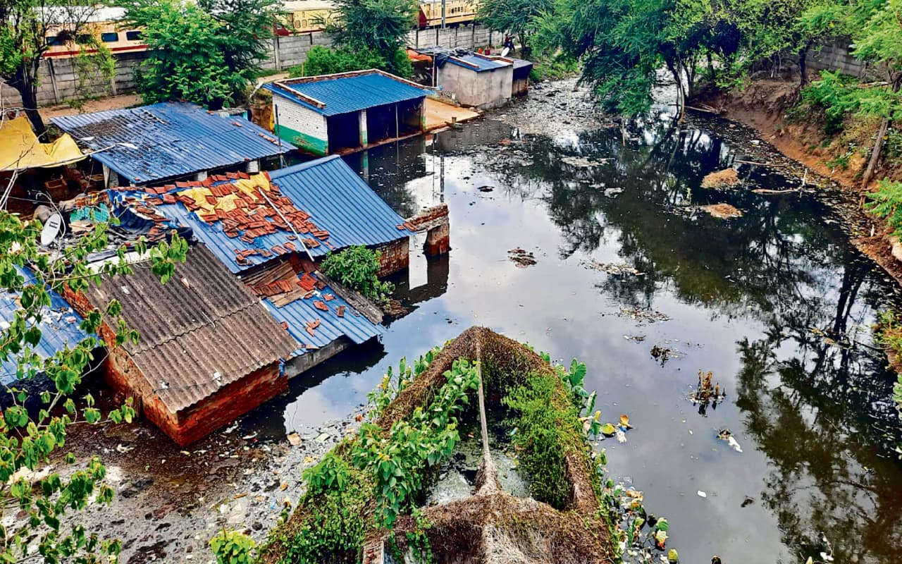 मानसून की पहली बारिश से जमशेदपुर के मकदमपुर का हाल बेहाल, घरों में घुसा नाले का पानी
