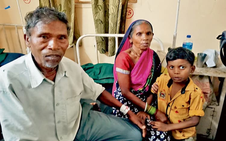 खबर छपी तो रेस हुआ प्रशासन, पत्नी बोली- तीन दिन से कुछ खायल नाय हो, घुमरी दे हो से उठे नाय पार रहल हो