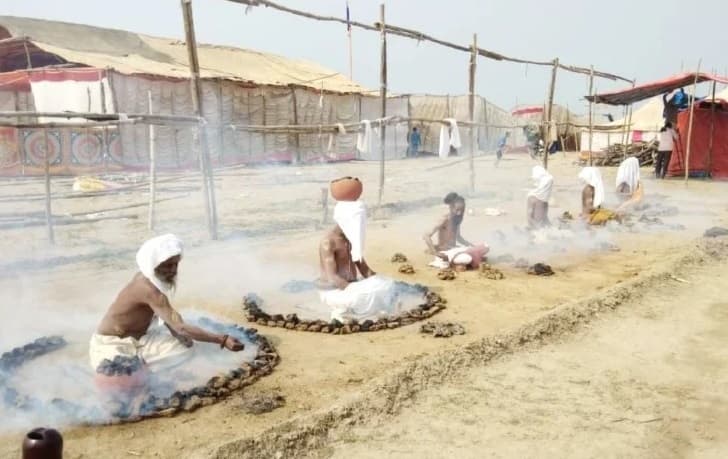 Vrindavan Kumbh 2021 : चारो ओर आग का घेरा, सिर पर आग की मटकी...संतों की तपस्या देख श्रद्धालु हैरान