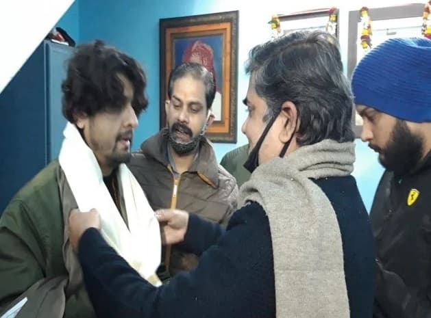 सोनू निगम ने रामलला के दर्शन के बाद वाराणसी में मंत्रमुग्ध होकर गंगा आरती देखी