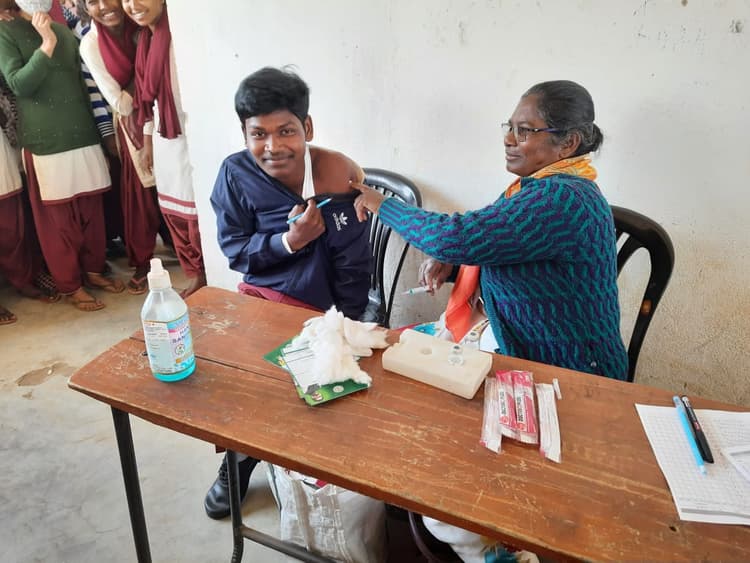 Jharkhand News: गढ़वा के रमकंडा में 90 फीसदी मतदाताओं को कोरोना वैक्सीन की पहली डोज, 45 फीसदी को दूसरी डोज