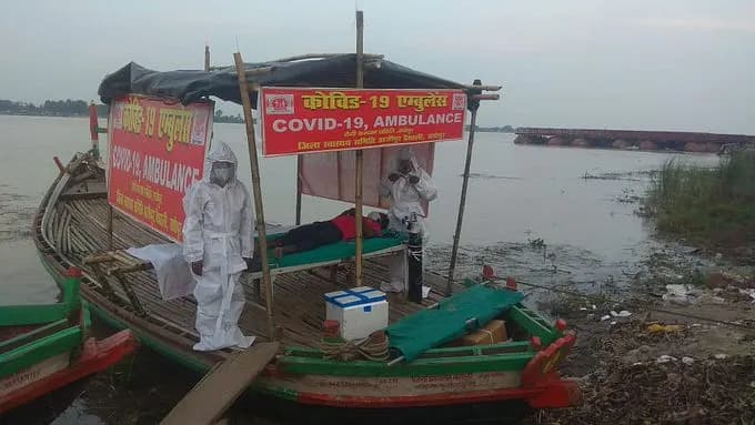 Coronavirus in Bihar: बाढ़ में फंसे कोरोना मरीजों को अस्पताल ले जाने के लिए बोट एंबुलेंस तैनात