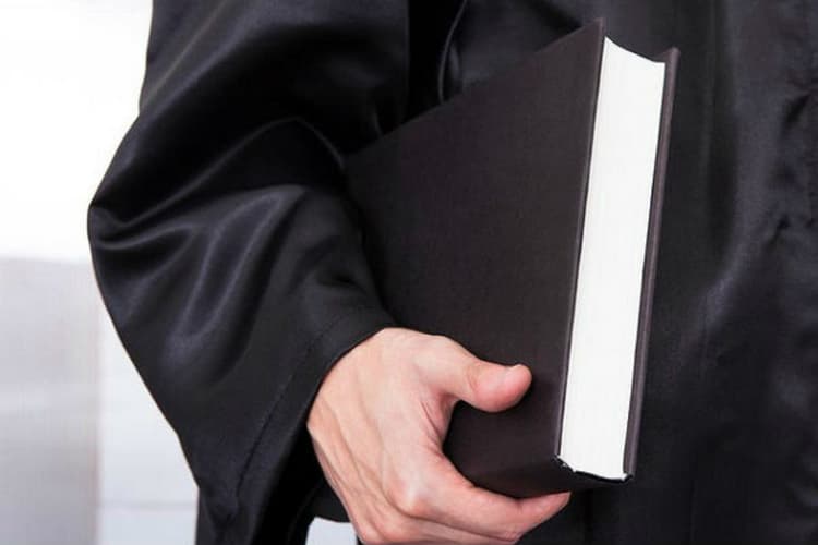 पाकिस्तान की पहली ट्रांसजेंडर वकील बनीं निशा राव, सड़कों पर भीख मांगकर पूरी की पढ़ाई