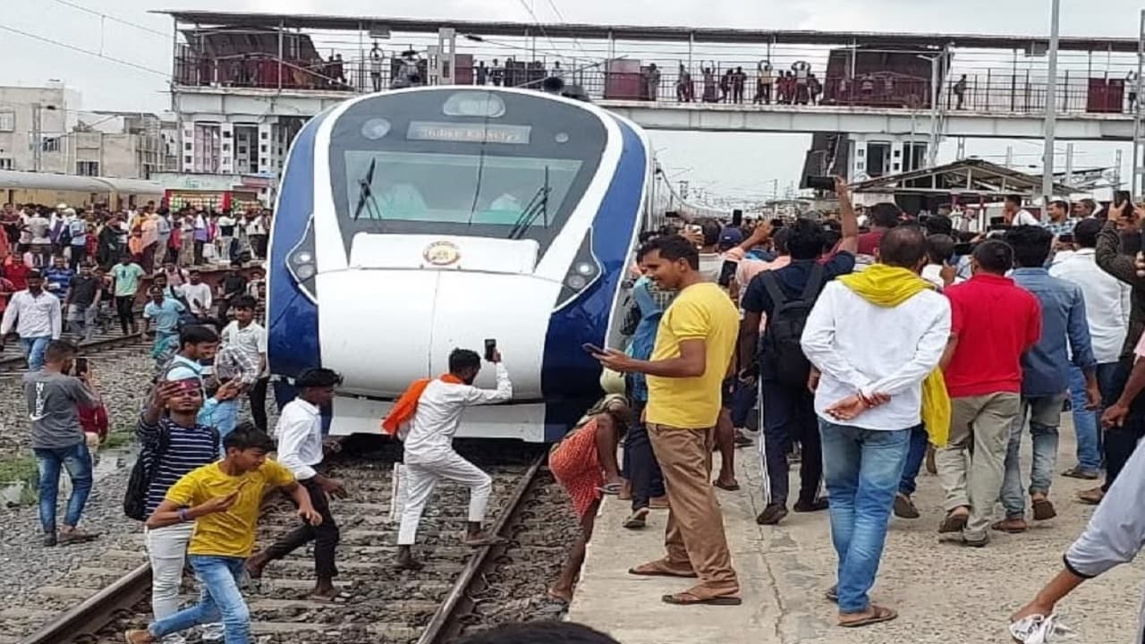 PHOTOS: पटना-हावड़ा वंदे भारत ट्रेन संग सेल्फी लेने उमड़े लोग, पटरी पर ही दौड़ने लगे नौजवान, देखें तस्वीर..