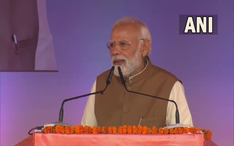 वंदे भारत ट्रेन में सवार हुए पीएम मोदी, छोटी बच्ची से बात करते वीडियो हुआ वायरल