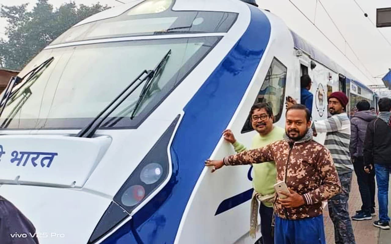 हावड़ा-न्यू जलपाईगुड़ी रूट पर दौड़ी Vande Bharat एक्सप्रेस, रामपुरहाट में यात्रियों ने ली सेल्फी हावड़ा-न्यू जलपाईगुड़ी रूट पर दौड़ी Vande Bharat एक्सप्रेस, रामपुरहाट में यात्रियों ने ली सेल्फी