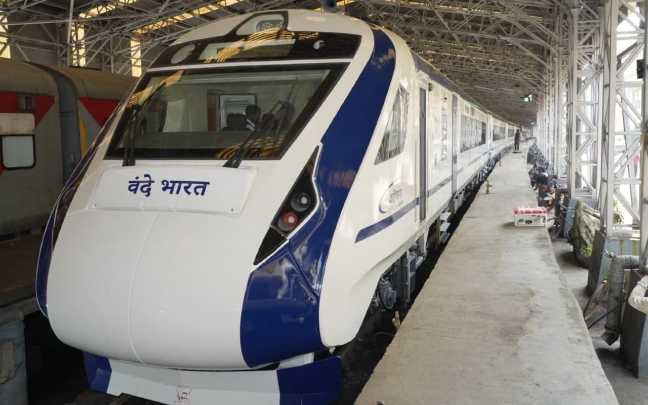 वंदे भारत ट्रेनों में सफाई वंदे भारत ट्रेनों में सफाई