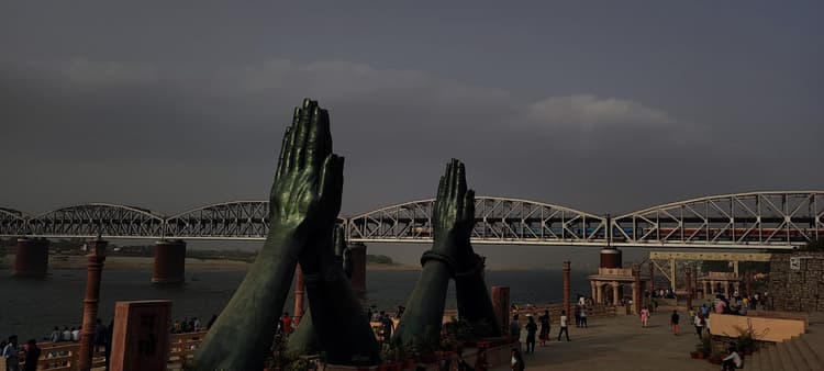 वाराणसी में गंंगा नदी में सुरक्षित डुबकी लगवाने का सरकार बना रही 'सुपरप्लान', पर्यटकों को मिलेगा समाधान