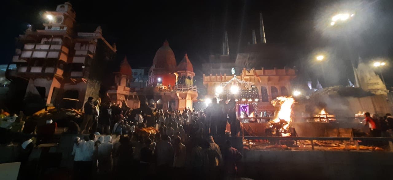 Varanasi News: बाबा मसाननाथ का तीन दिवसीय श्रृंगार महोत्सव शुरू, नगरवधुओं के धरने से हारा प्रशासन