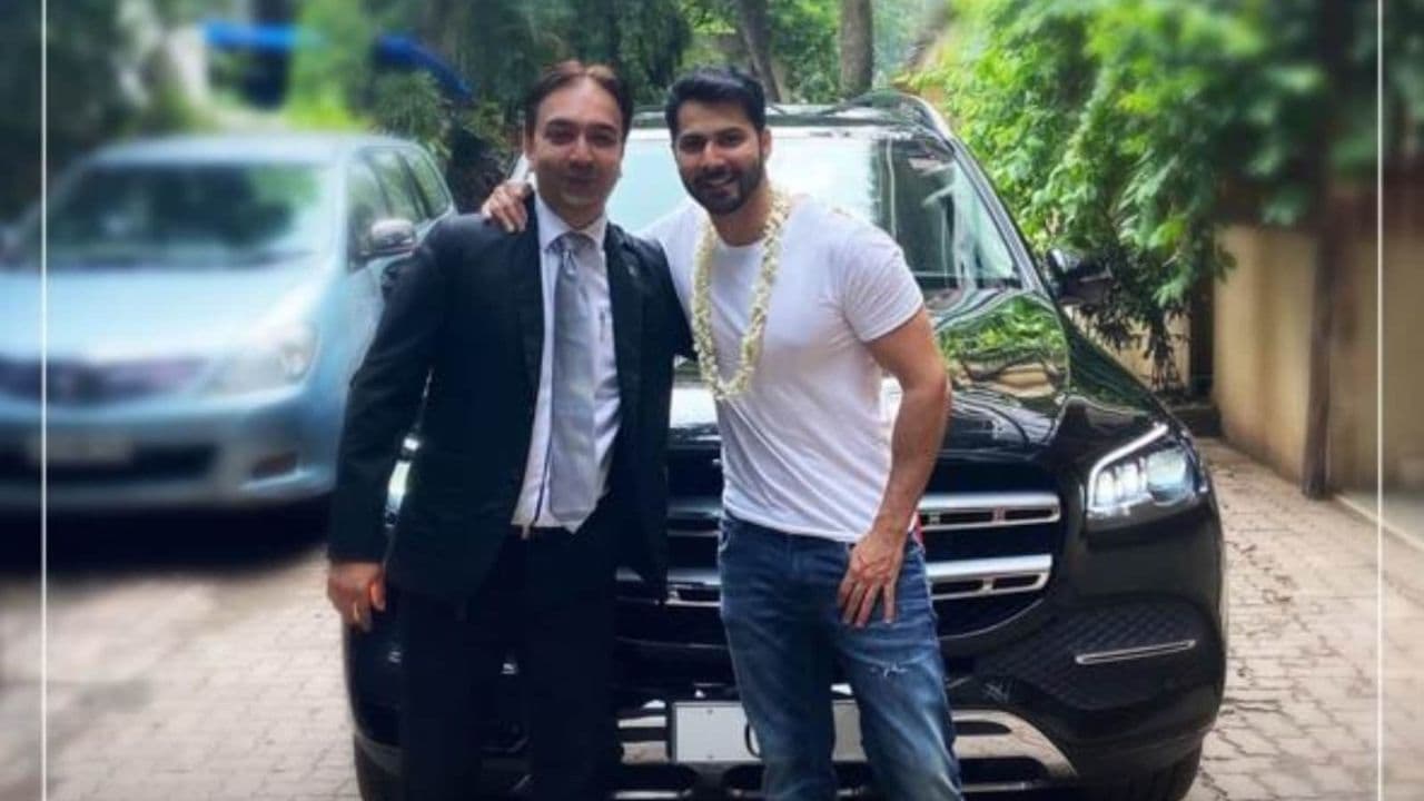 Varun Dhawan New Car: वरुण धवन की नयी कार Mercedes GLS SUV कैसी है? जानिए इसकी खूबियां Varun Dhawan New Car: वरुण धवन की नयी कार Mercedes GLS SUV कैसी है? जानिए इसकी खूबियां