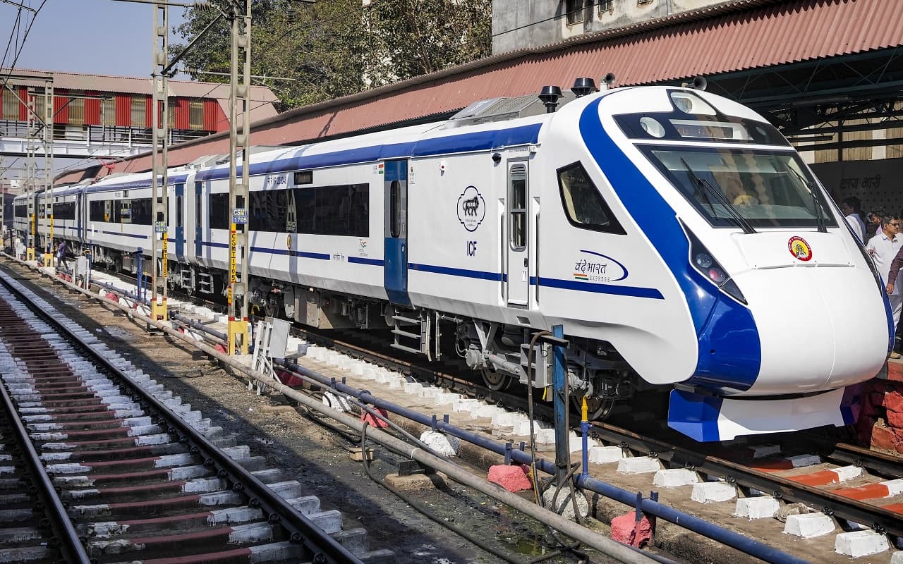 Vande Bharat Express: पीएम मोदी आज मुंबई में दो ट्रेनों को दिखाएंगे हरी झंडी, तस्वीरों में देखें खासियत