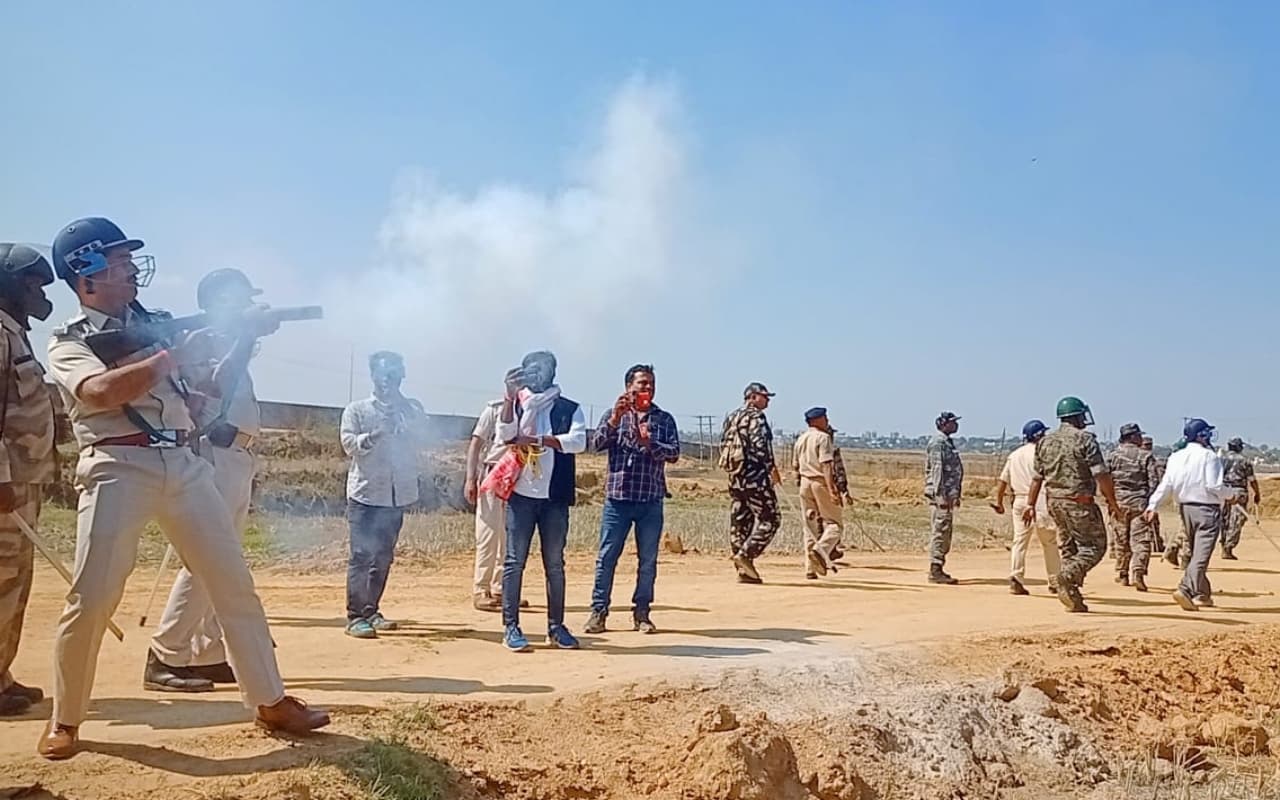 PHOTOS : विधानसभा घेराव में छात्रों पर लाठीचार्ज, पुलिस ने छोड़े आंसू गैस के गोले