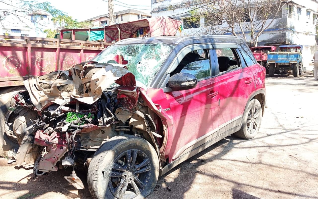 लोहरदगा : ट्रक और कार के बीच जोरदार टक्कर, एक की मौत, रिम्स में घायलों का इलाज जारी