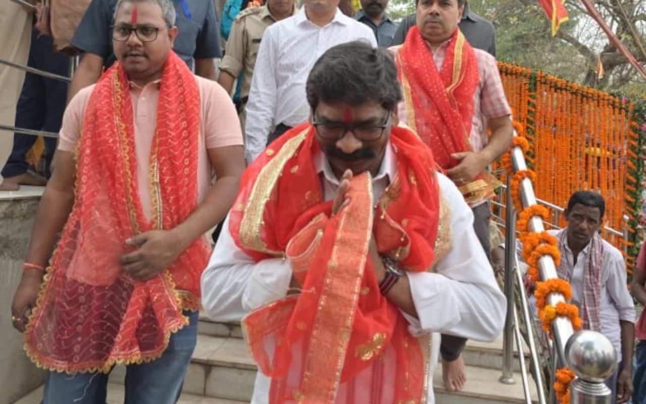 PHOTOS: परिवार संग दिउड़ी मंदिर पहुंचे सीएम हेमंत सोरेन, मत्था टेक लिया मां का आशीर्वाद, देखें तस्वीर