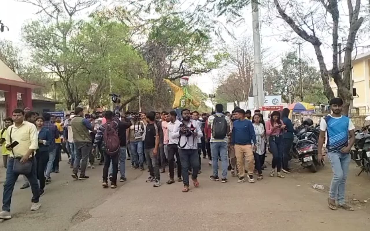 रांची : नियोजन नीति के विरोध में छात्रों ने निकाला आक्रोश मार्च, कहा- 'नौकरी पर पहला हक हमारा'