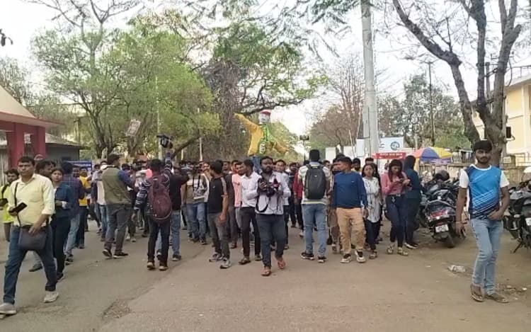 रांची : नियोजन नीति के विरोध में छात्रों ने निकाला आक्रोश मार्च, कहा- 'नौकरी पर पहला हक हमारा'