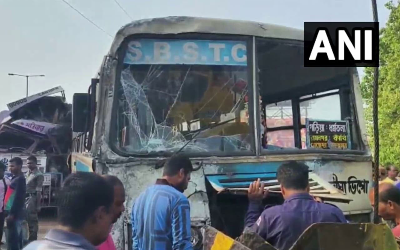 बंगाल में यात्रियों से भरी बस और तेल टैंकर के बीच जोरदार टक्कर, 27 यात्री घायल