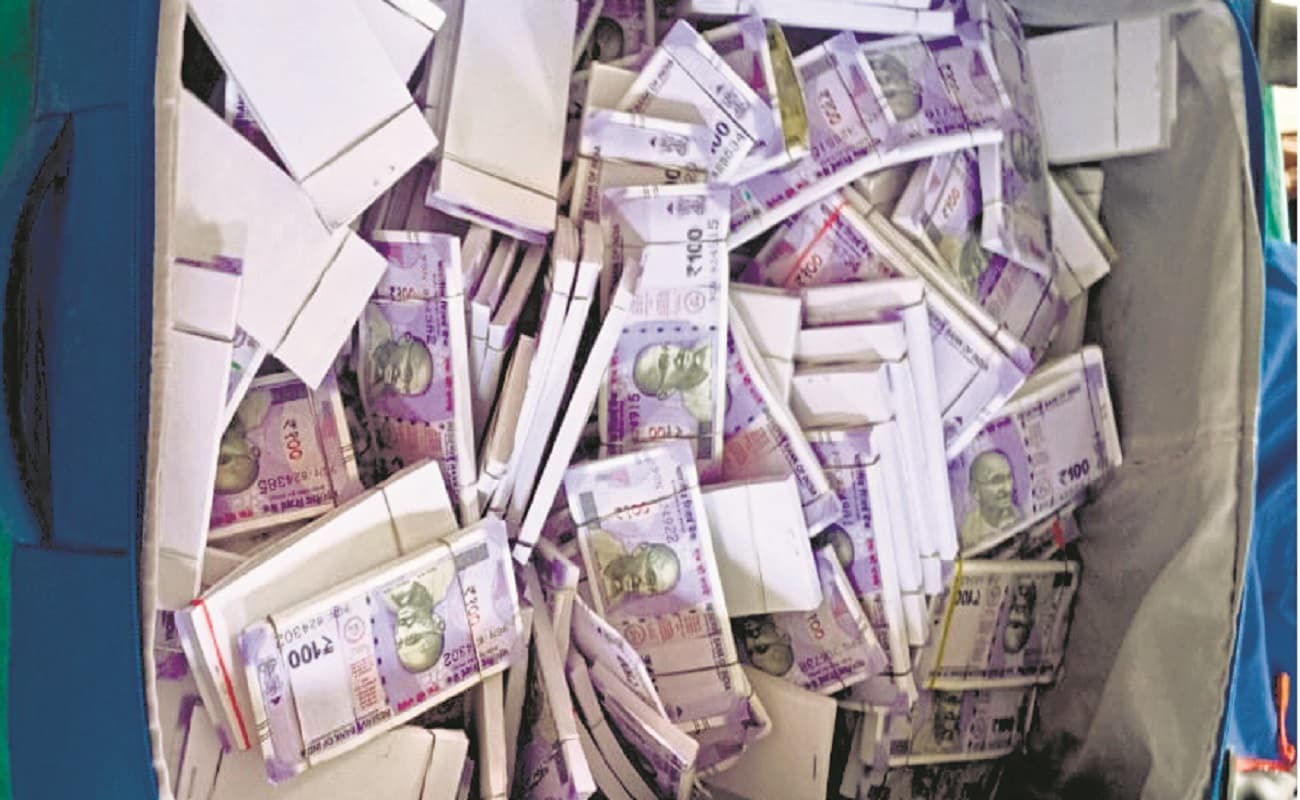वैशाली में पुलिस के भेष में बदमाशों ने लूटे साढ़े आठ लाख रुपये, छापेमारी में मिला नकली नोटों का जखीरा