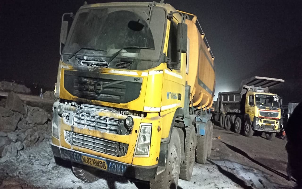 Jharkhand Crime News: अपराधियों ने धनबाद की अंबे माइनिंग में की फायरिंग, पानी टैंकर में लगायी आग