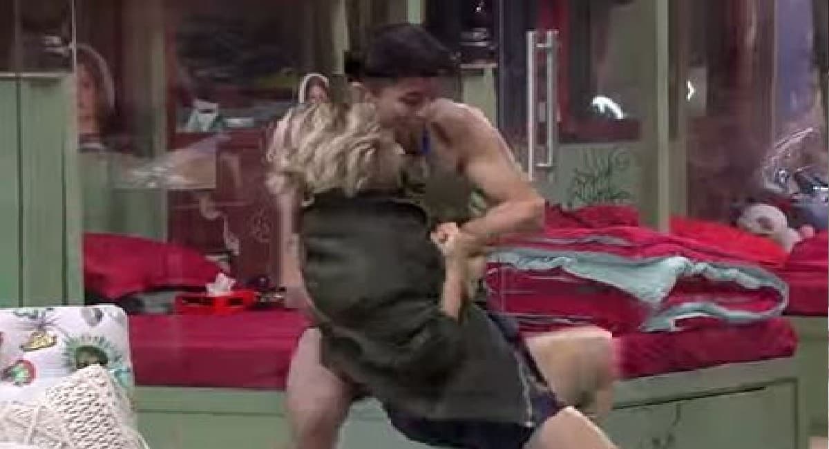 Bigg Boss OTT : рдиреЗрд╣рд╛ рднрд╕реАрди рдФрд░ рдкреНрд░рддреАрдХ рдХреЗ рдмреАрдЪ рд╣реБрдИ рд╣рд╛рдерд╛рдкрд╛рдИ, рдпреВрдЬрд░реНрд╕ рдиреЗ рджрд┐рдпрд╛ рдпреЗ рд░рд┐рдПрдХреНрд╢рди