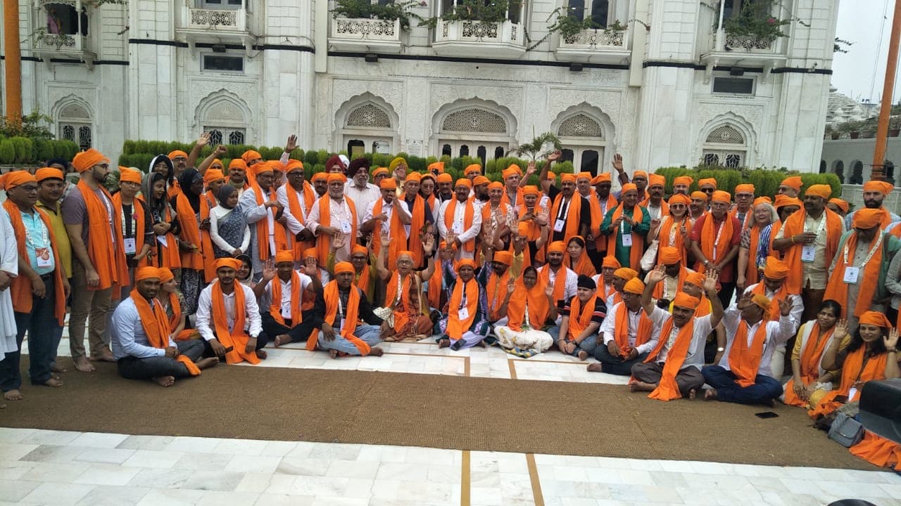 बिहार: बाबा सिद्धनाथ मंदिर में विदेशी पर्यटकों ने की पूजा, गुफाओं का किया भ्रमण, देखें VIDEO
