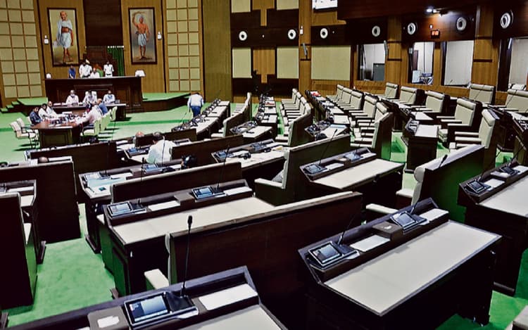 UP Budget Session 2023: राज्यपाल के अभिभाषण में विपक्ष का हंगामा, विधानसभा कार्यवाही मंगलवार तक स्थगित