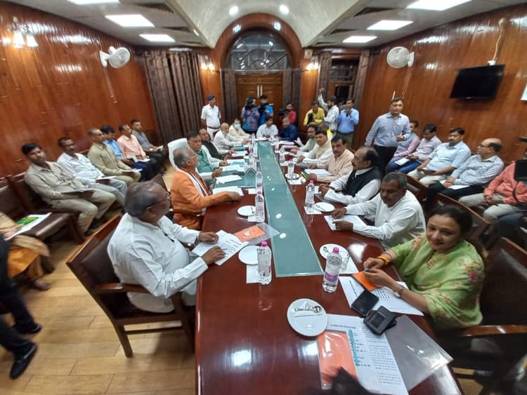 हाइटेक होगी यूपी विधानसभा, विधायकों के बैठने की जगह तक की जाएगी फिक्स, सर्वदलीय बैठक में लगी मुहर