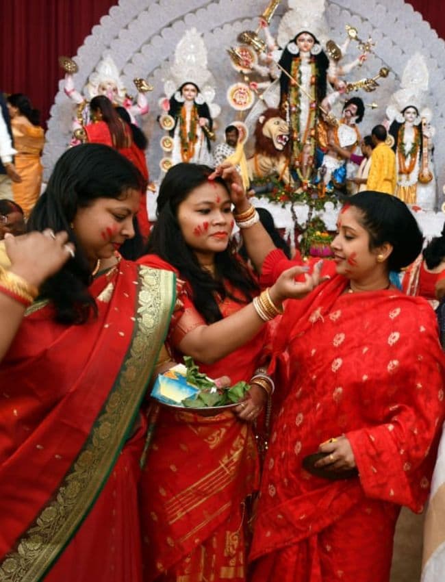 Durga Puja: विजय दशमी पर रांची में बंगाल के लोगों ने जमकर खेला सिंदूर, देखें EXCLUSIVE PHOTOS