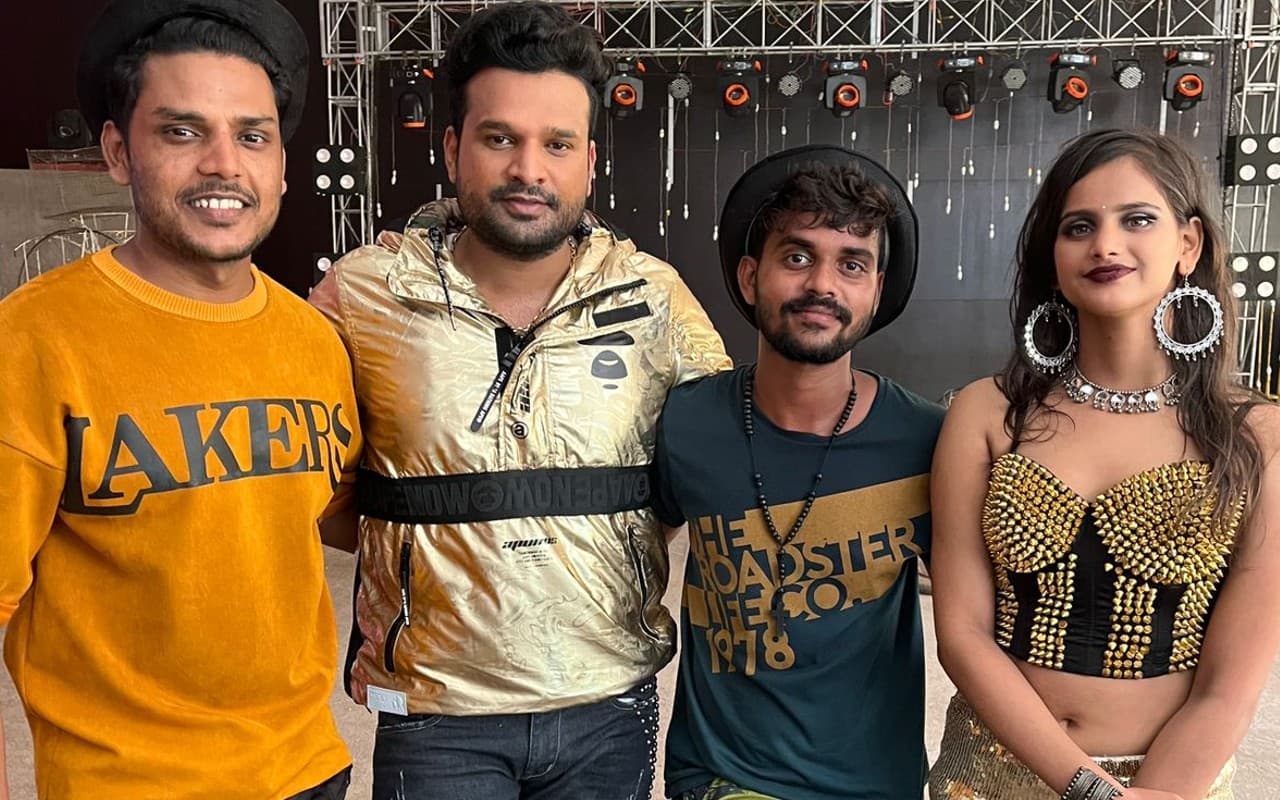 खेसारीलाल यादव समेत कई भोजपुरी फिल्म स्टार को नचा रहे हैं झारखंड के विक्रम पासवान, देखें VIDEO खेसारीलाल यादव समेत कई भोजपुरी फिल्म स्टार को नचा रहे हैं झारखंड के विक्रम पासवान, देखें VIDEO