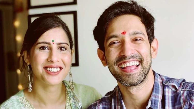 Vikrant Massey ने अपनी गर्लफ्रेंड शीतल ठाकुर से की रजिस्टर्ड शादी, जानें कौन है एक्टर की दुल्हनिया