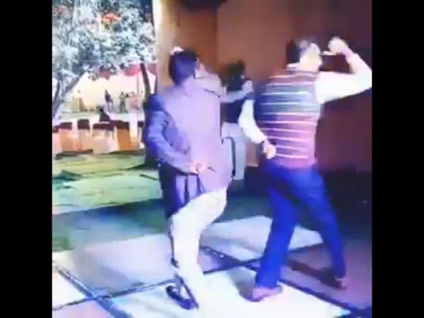 Noida News: नोएडा में सोसायटी के चुनाव को लेकर आपस में भिड़े दो गुट, जमकर चले लाठी-डंडे, सामने आया Video