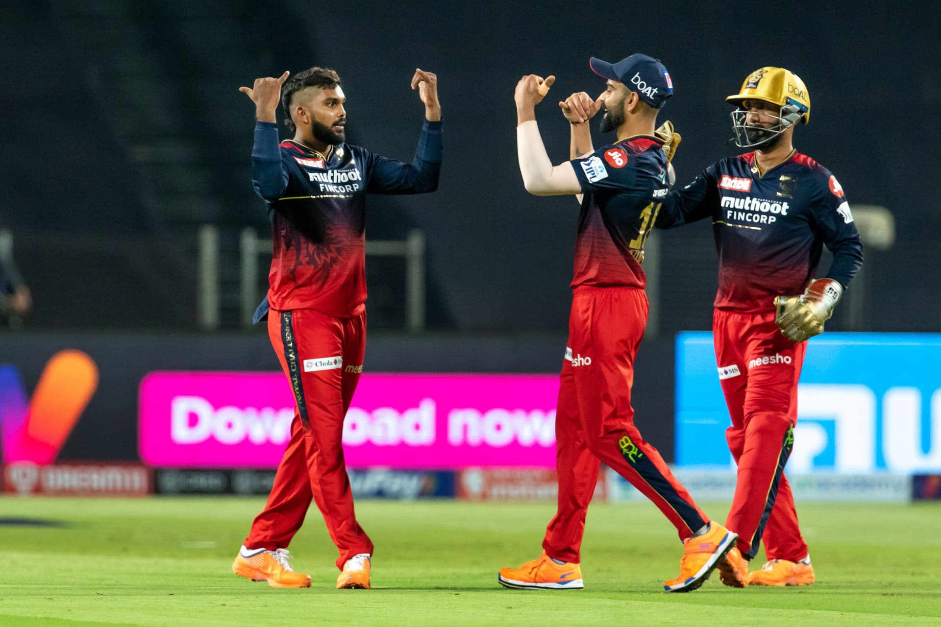 IPL 2022: आईपीएल सुरक्षा में भारी चूक, मैदान के अंदर घुसकर फैन ने विराट कोहली को मारा धक्का, VIDEO IPL 2022: आईपीएल सुरक्षा में भारी चूक, मैदान के अंदर घुसकर फैन ने विराट कोहली को मारा धक्का, VIDEO