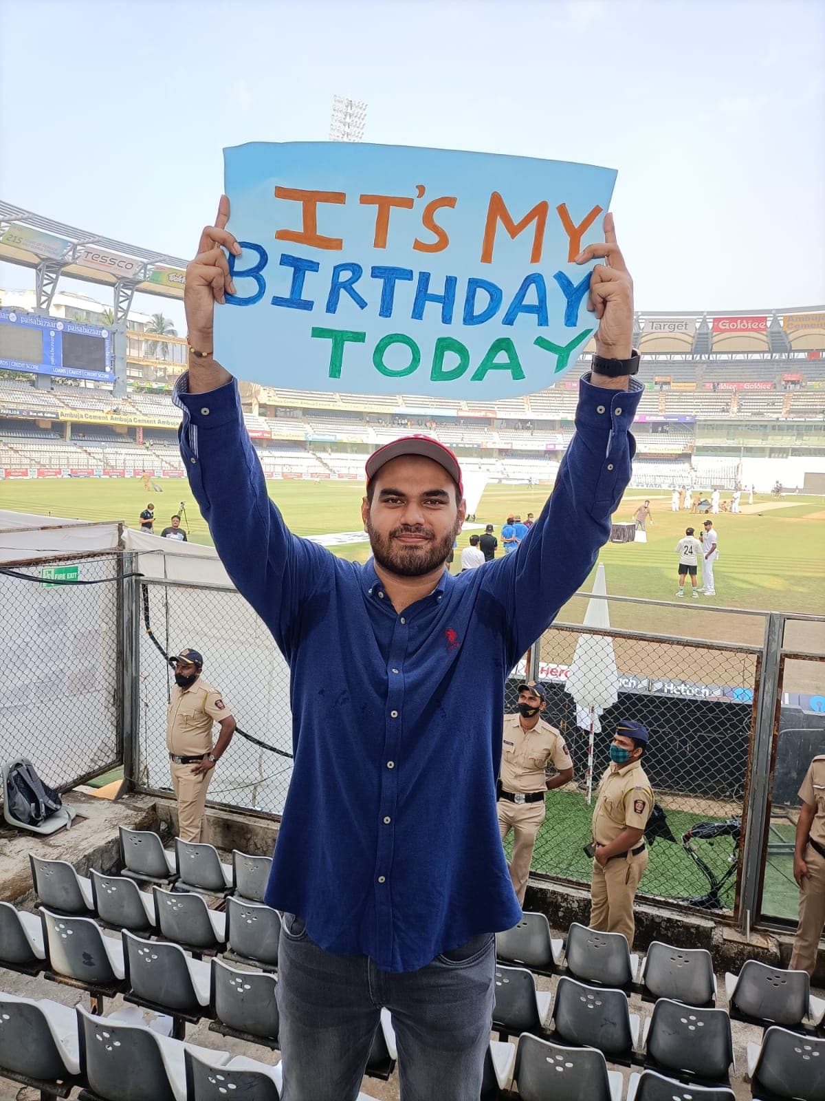 विराट कोहली ने अपने फैन को इस तरह दिया
बर्थडे सरप्राइज कि वीडियो देख हर कोई कर रहा कप्तान की तारीफ विराट कोहली ने अपने फैन को इस तरह दिया
बर्थडे सरप्राइज कि वीडियो देख हर कोई कर रहा कप्तान की तारीफ