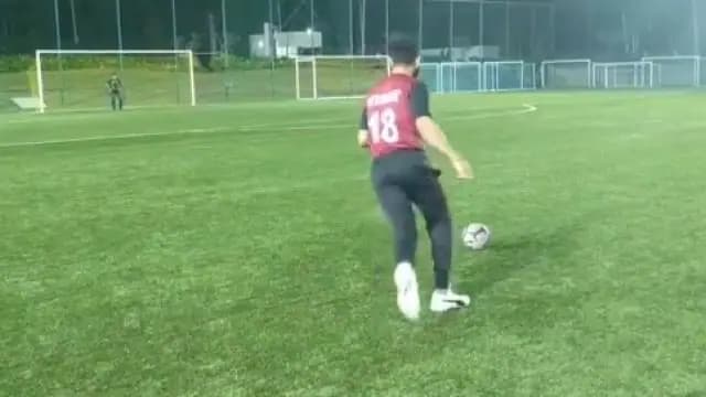 कोहली ने मारी ऐसी किक कि सोशल मीडिया पर तेजी से वायरल हो गया वीडियो, देखें जब गोल करने से चूके कप्तान